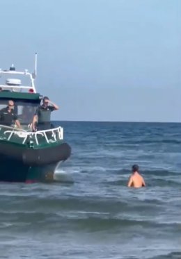 Detingut per robar mòbils a diversos turistes i fugir pel mar fins a quedar-se amagat després d'una boia a València