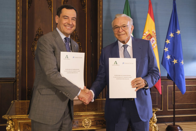 El presidente de la Junta de Andalucía, Juan Manuel Moreno, y el presidente de la Fundación "la Caixa", Isidro Fainé.