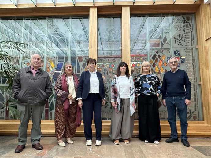 La concejala de Acción y Promoción Cultural de León, Elena Aguado (centro izquierda), con el resto de miembros del jurado del LII Premio Nacional de Poesía Antonio González de Lama otorgado a Jorge Fernández Gonzalo por el poemario 'Criptofanía'.