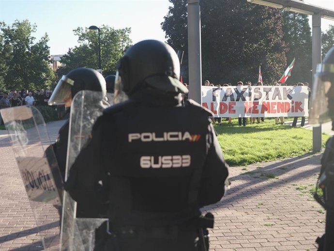 Despliegue de la Policía Nacional en Pamplona ante las protestas contra la convocatoria del activista Vito Quiles en la capital navarra.