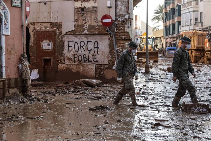 Archivo - Arxiu - Diversos militars en un carrer de Paiporta, a 6 de novembre del 2024