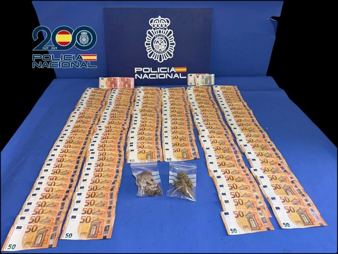 Dinero y droga intervenidos por la Policía Nacional en el inmueble registrado en El Higuerón.