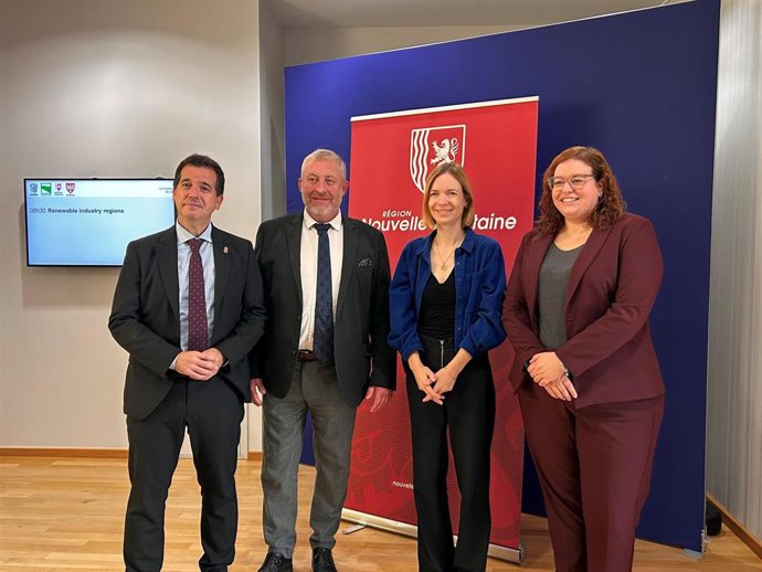 El consejero Irujo, junto a dos de las eurodiputadas responsables del Industrial Accelerator Act, Anna Cavazzini y Elena Sancho y el vicepresidente de Aquitania.
