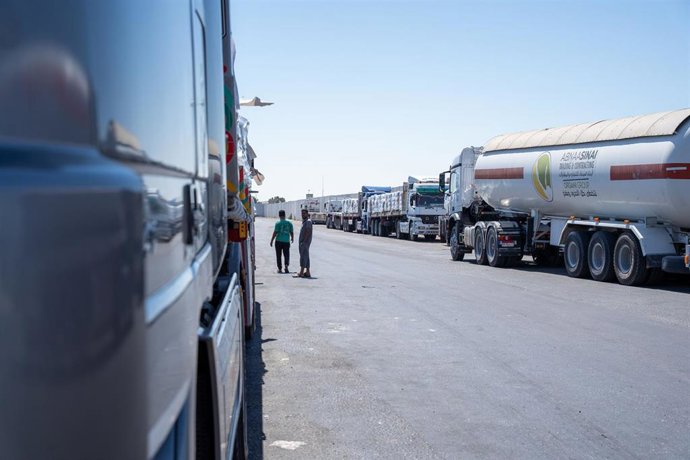 Archivo - Imagen de camiones a la espera de la entrada en la Franja de Gaza por el paso de Rafá 