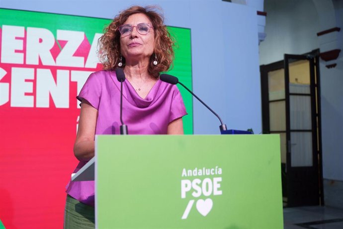 La secretaria general del PSOE de Andalucía, María Jesús Montero, comparece ante los medios antes de presidir la Ejecutiva Regional.