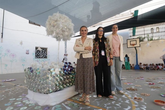 Narci Ruiz (izda.), junto a la instalación del CEIP Santos Mártires que ha ganado la tercera edición del Flora Mini.