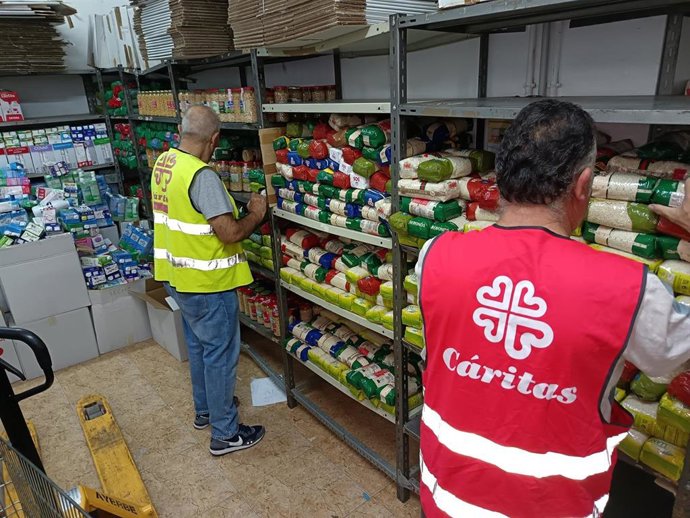 Voluntarios en la Despensa de Cáritas Interparroquial de Jaén.