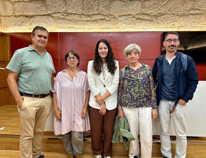 A concelleira de Dereitos e Servizos Sociais, María Rozas, xunto a representantes da Escola de Tempo Libre Don Bosco e a a Rede Veciñal de Apoio ás Persoas Migrantes, a 15 de outubro de 2026.