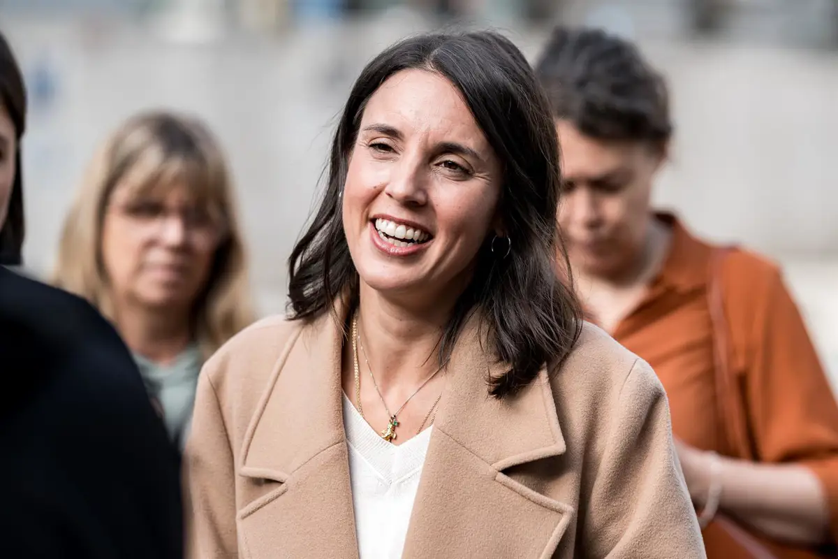Irene Montero atendiendo a los medios el 5 de octubre de 2026.