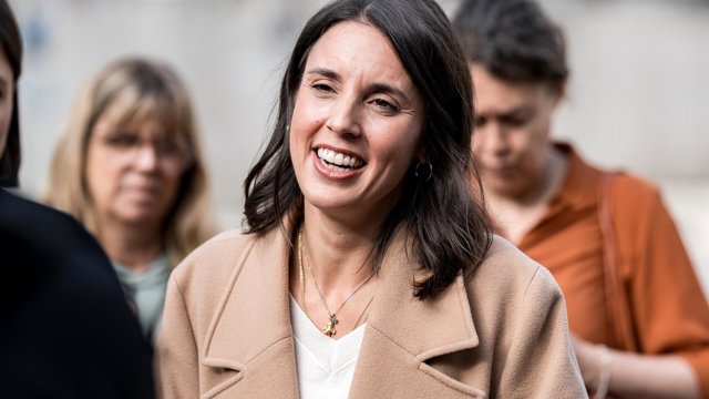 La secretaria general de Podemos, Irene Montero, atiende a los medios de comunicación, en la Plaza del Museo Nacional Reina Sofía, a 5 de octubre de 2026, en Madrid (España).
