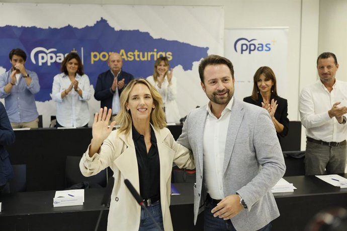 La diputada del PP en el Congreso, Cayetana Álvarez de Toledo, junto al presidente del PP de Asturias, Álvaro Queipo, en un mitin en Oviedo.