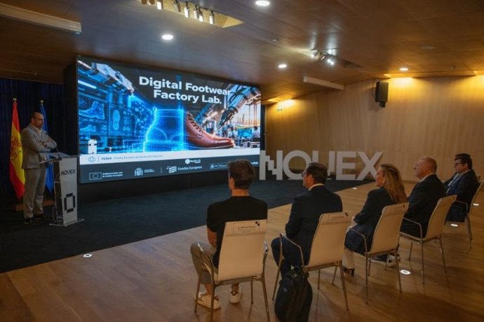 El consejero de Hacienda, Gobernanza Pública, Sociedad Digital y Portavocía, Alfonso Domínguez, y la consejera de Economía, Innovación, Empresa y Trabajo Autónomo, Belinda León, participan en la presentación del proyecto Digital Footwear Factory Lab