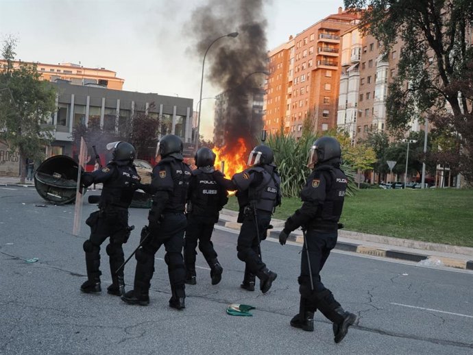 Varios agentes de la Policía Nacional durante los incidentes registrados en Pamplona en protesta por una visita del activista Vito Quiles.