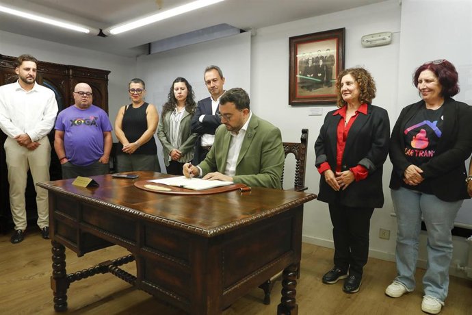 El presidente del Principado, Adrián Barbón, firma las dos nuevas leyes.
