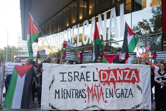 Más de 100 personas de colectivos propalestinos se concentran en Teatros Canal contra una obra "financiada" por Israel.