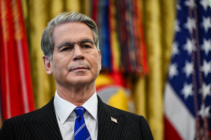 7 de outubro de 2026, Washington, Distrito de Columbia, EUA: WASHINGTON, DC – 7 DE OUTUBRO: O secretário do Tesouro dos Estados Unidos, Scott Bessent, ouve o presidente dos EUA, Donald J. Trump, falar durante um anúncio sobre as “Contas de Trump” no Salão