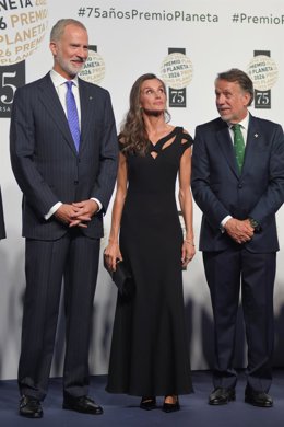 Los Reyes Felipe VI y Letizia y el presidente del Grupo Planeta, José Creuheras, antes de la entrega del 75 Premio Planeta de Novela, a 15 de octubre de 2026