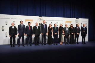 Els Reyes Felip VI i Letizia posen amb les autoritats abans del lliurament del 75 Premi Planeta de Novel·la, a 15 d'octubre de 2026, a Barcelona, Catalunya (Espanya). El Premi Planeta de Novel·la celebra la seva 75º aniversari aquest any 2026, consolidat 