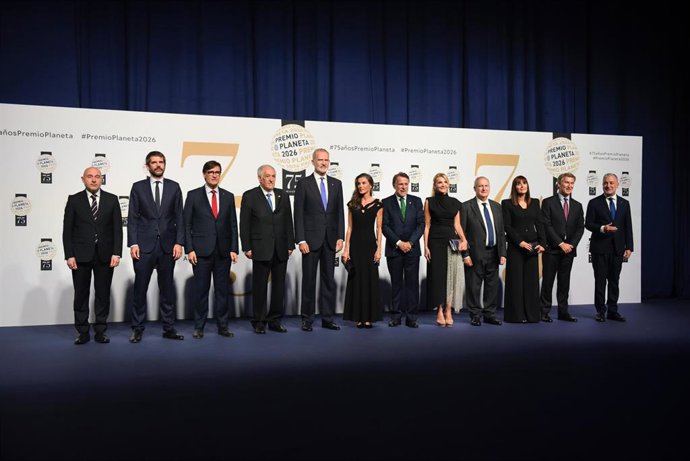 Els Reyes Felip VI i Letizia posen amb les autoritats abans del lliurament del 75 Premi Planeta de Novel·la, a 15 d'octubre de 2026, a Barcelona, Catalunya (Espanya). El Premi Planeta de Novel·la celebra la seva 75º aniversari aquest any 2026, consolidat 