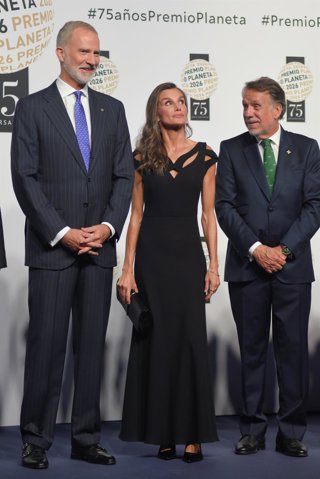 Els Reyes Felip VI i Letizia i el president del Grupo Planeta, José Creuheras, abans del lliurament del 75 Premi Planeta de Novel·la, a 15 d'octubre de 2026
