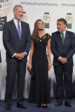 Els Reyes Felip VI i Letizia i el president del Grupo Planeta, José Creuheras, abans del lliurament del 75 Premi Planeta de Novel·la, a 15 d'octubre de 2026