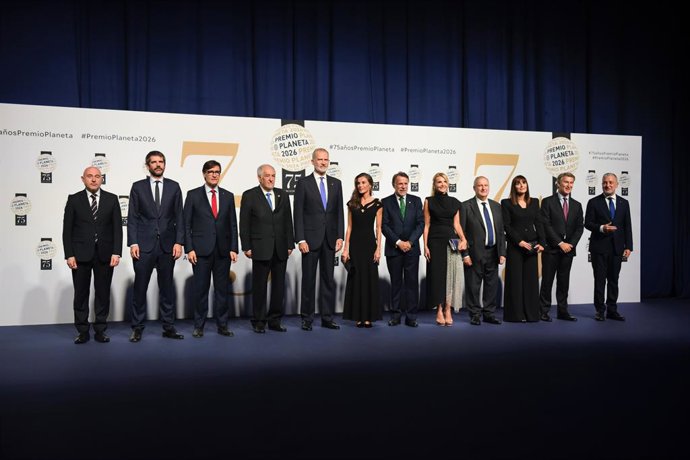 Els Reyes Felip VI i Letizia posen amb les autoritats abans del lliurament del 75 Premi Planeta de Novel·la, a 15 d'octubre de 2026, a Barcelona, Catalunya (Espanya). El Premi Planeta de Novel·la celebra la seva 75º aniversari aquest any 2026, consolidat 