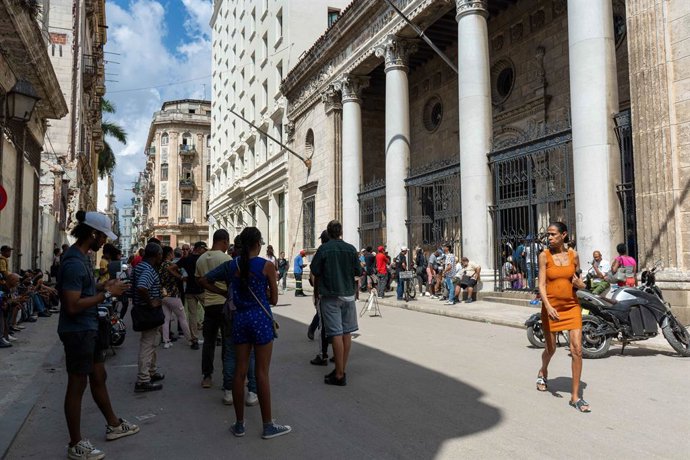 Archivo - Arquivo - 7 de abril de 2026, Havana, Cidade de Ho Chi Minh, CUBA: Pessoas fazem fila em frente a um banco