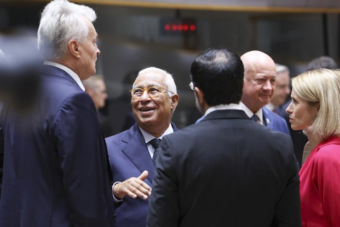 O presidente do Conselho Europeu, António Costa, conversa com vários líderes da UE na cúpula dos 27 realizada em Bruxelas.
