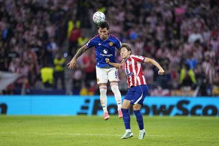 Lisandro Martinez of Manchester United and Kang-in Lee of Atletico de Madrid in action during the UEFA Champions League 2026/27 League Phase MD2 match between Atletico de Madrid and Manchester United at Estadio Metropolitano on October 13, 2026 in Madrid,