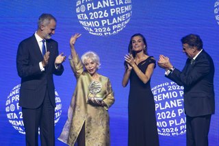 La escritora Isabel Allende (2i) gana el 75 Premio Planeta con 'La hora antes del alba', a 15 de octubre de 2026, en Barcelona, Catalunya (España). El Premio Planeta de Novela celebra su 75º aniversario este año 2026, consolidado como uno de los galardone