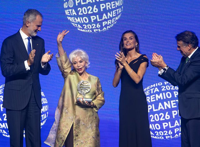 Isabel Allende junto a los Reyes y José Creuheras.