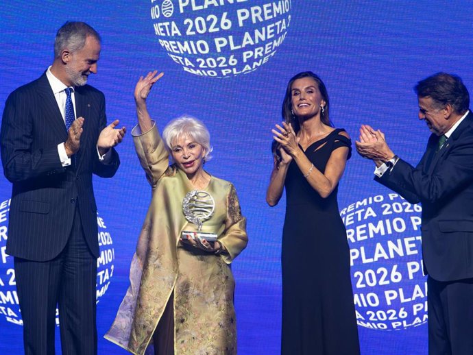 Isabel Allende junto a los Reyes y José Creuheras.