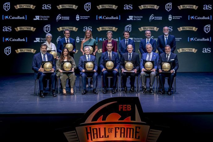Foto de familia de la VI Promoción del Salón de la Fama del Baloncesto Español