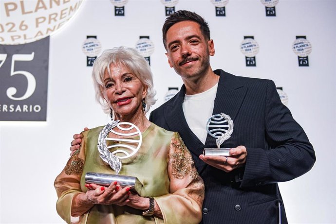 La escritora Isabel Allende gana el 75 Premio Planeta con 'La hora antes del alba' y el escritor Sergio Hernández finalista con 'La añoranza', a 15 de octubre de 2026, en Barcelona