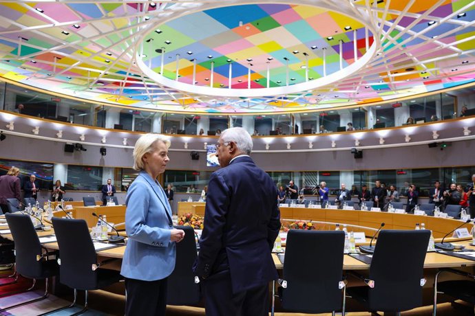 A presidente da Comissão Europeia, Ursula von der Leyen, e o presidente do Conselho Europeu, António Costa, durante a reunião do Conselho Europeu desta quinta-feira