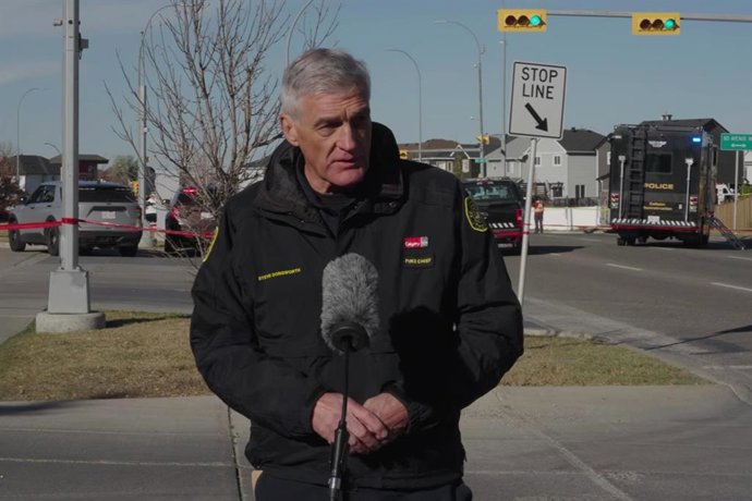 El jefe del Cuerpo de Bomberos de Calgary, Steve Dongworth, comparece ante los medios tras un aparatoso accidente de tráfico en la ciudad