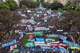 Manifestantes congregados en la quinta Marcha Federal Universitaria celebrada en Buenos Aires, Argentina