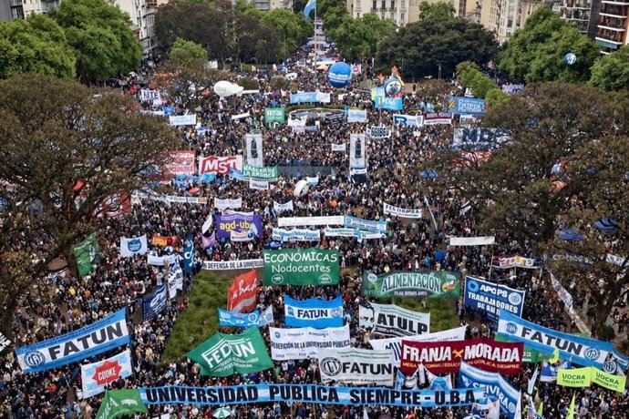 Manifestantes congregados en la quinta Marcha Federal Universitaria celebrada en Buenos Aires, Argentina