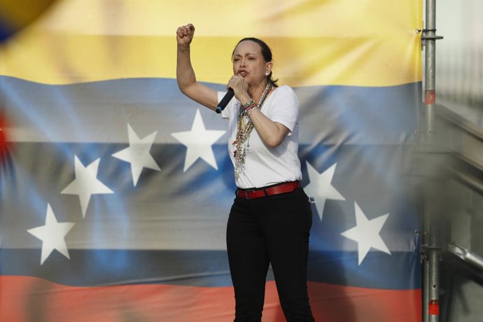 Archivo - Arquivo - 18 de abril de 2026, Madri, Madri, Espanha: A líder da oposição venezuelana e ganhadora do Prêmio Nobel da Paz, MARIA CORINA MACHADO, profere um discurso impactante de um palco no centro da Puerta del Sol para milhares de apoiadores. A