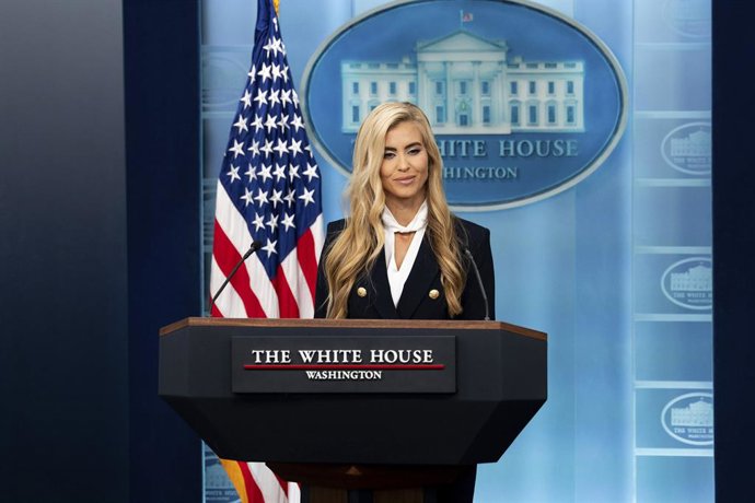 15 de outubro de 2026, Washington, D.C., Estados Unidos da América: A secretária de imprensa da Casa Branca, Katie Zacharia, ouve uma pergunta durante sua primeira coletiva de imprensa na Sala de Coletivas James S. Brady da Casa Branca, em 13 de outubro d