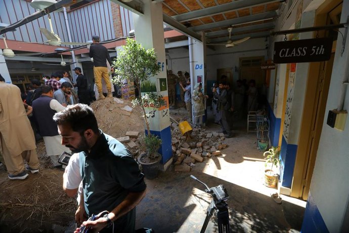 Trabajos de búsqueda y rescate tras el derrumbe del techo de una escuela en la ciudad de Peshawar, en Pakistán (archivo)
