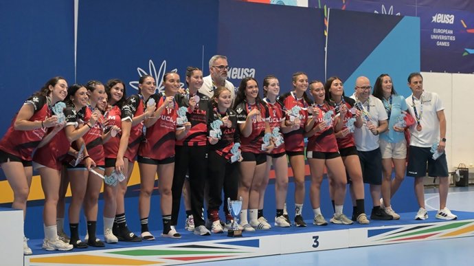 Archivo - Equipo femenido balonmano UCLM bronce europeo 2026.
