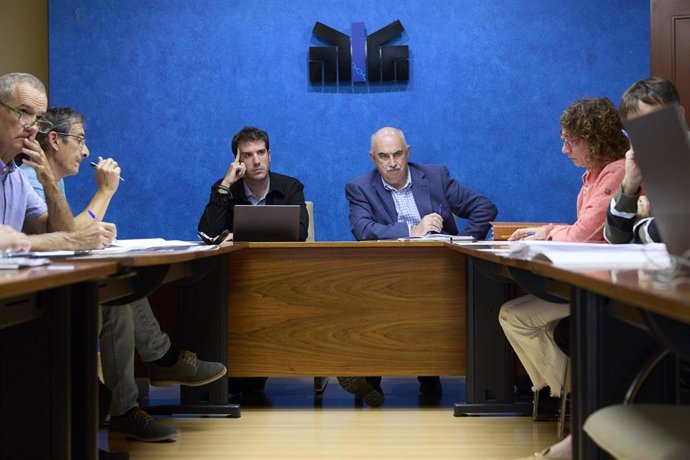 El presidente de la FNMC, Xabier Alcuaz, y el consejero de Desarrollo Rural y Medio Ambiente, José Mari Aierdi, en un momento de la comisión de seguimiento del acuerdo para investigar bienes inmatriculados por la Iglesia.