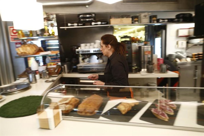 Archivo - trabajador, trabajando, camarero, bar, autónomo, consumo, tapas, cafetería, precios, IPC, empleo, paro, parados, hostelería, chorizo, tortilla