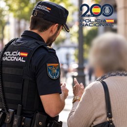 Agente de Policía Nacional da consejos a una persona mayor