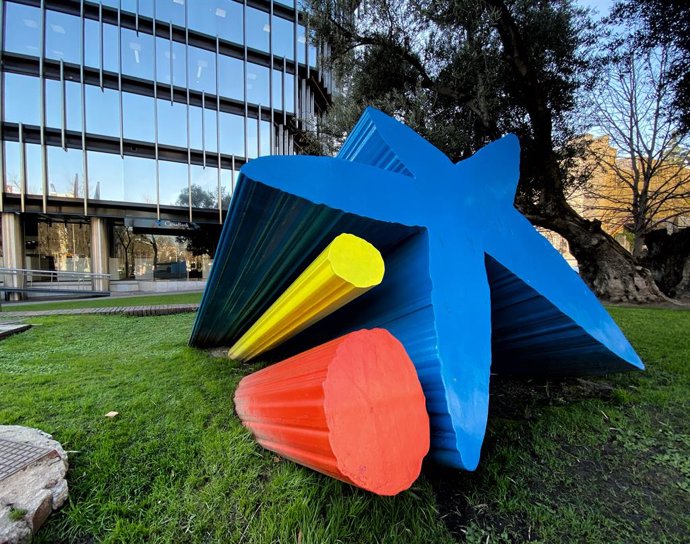 Archivo - Logo de Caixa Bank junto a la fachada acristalada de la Sede Central Caixa Bank en Madrid,