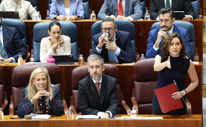 La presidenta de la Comunidad de Madrid, Isabel Díaz Ayuso, durante una sesión plenaria, en la Asamblea de Madrid, a 15 de octubre de 2026, en Madrid (España)