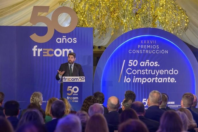 El jefe del Ejecutivo regional, Fernando López Miras, clausura la gala con motivo del 50º aniversario de la Federación Regional de Empresarios de la Construcción de Murcia (Frecom)