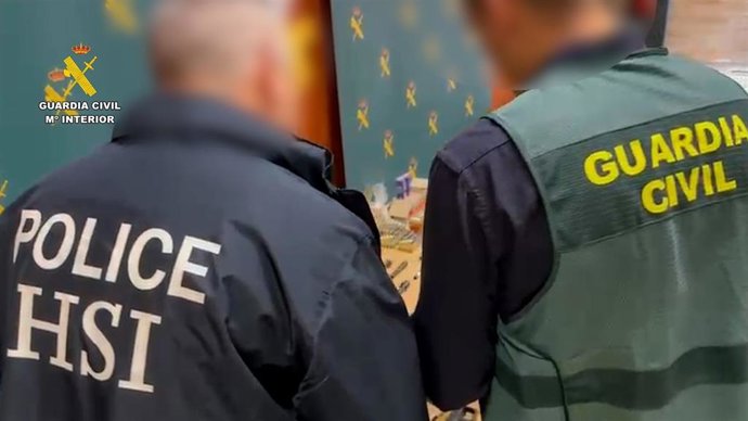 Agentes de la agencia federal estadounidense Homeland Security Investigations (HSI) y de la Guardia Civil durante la intervención de numerosas armas de fuego