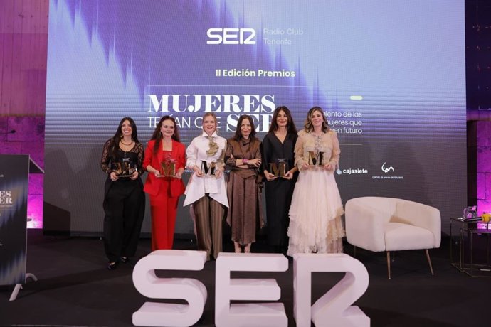 Gala de los premios 'Mujeres tenían que SER', en Tenerife, con las galardonadas y la directora de la Cadena SER en Canarias, Lourdes Santana. De izquierda a derecha: Elena Marrero, Sandra Ramírez Monzón, Raquel Hammerhoj, Santana, Yapci Ramos y Yaiza Díaz